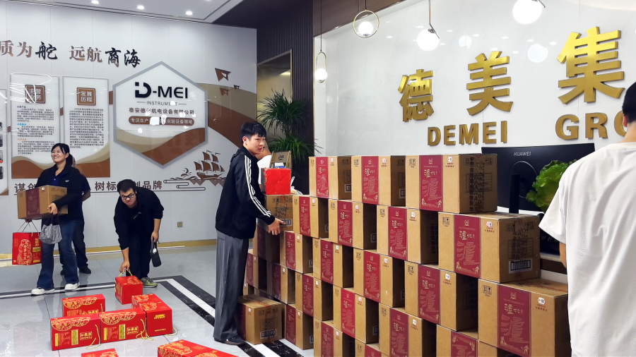 礼品发放实拍_副本.png